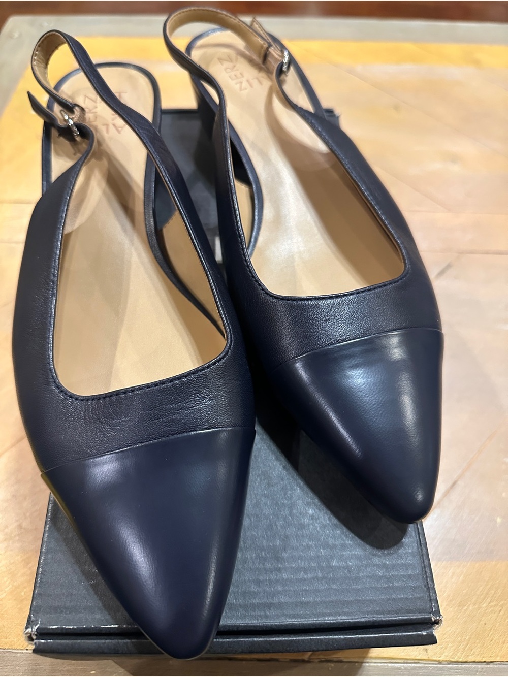 Classic navy slingback heels from Naturalizer 🤍